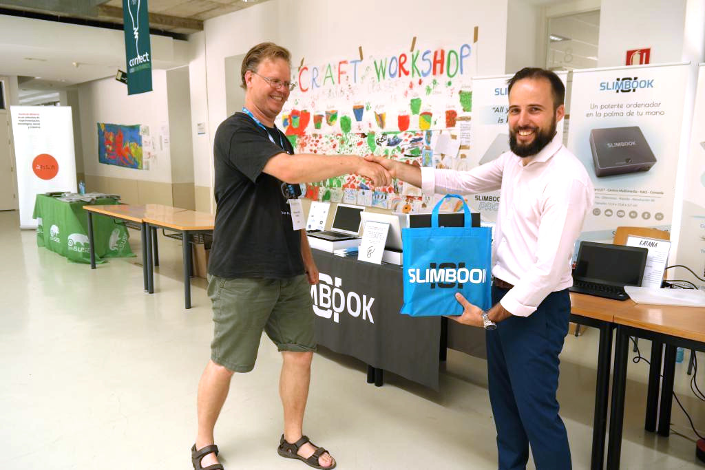 Alejandro López (right), CEO at Slimbook, with Adriaan de Groot from the KDE e.V. board.